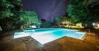 锡吉里亚村酒店 - 锡吉里亚 - 游泳池