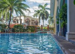 阿威达大楼苏卡特酒店 - Parañaque - 游泳池