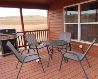 Boots Bison Cabin 2 Br 1 B Sleeps 6 - 梅多拉 - 阳台
