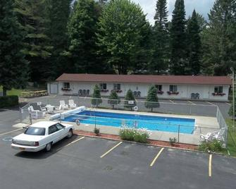 凯瑞织豪斯汽车旅馆 - 普莱西德湖 - 游泳池