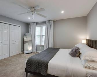 We welcome you home to this peaceful and centrally-located house - 纳什维尔 - 睡房