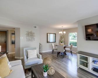 Stunning 2 bedroom condo in 55+ Oaks North Village! Read Description first! - 圣地亚哥 - 客厅
