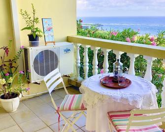 Prime Location Apartment with Incredible Ocean Views - 巴斯特尔 - 阳台