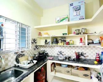 Sn301-Fully Furnished 1bhk Ac,tv,300mbps@suchitra - 海得拉巴 - 厨房