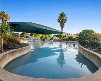 米兰达假日公园酒店 - Waitakaruru - 游泳池