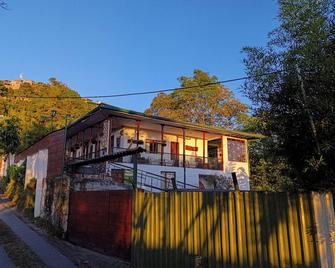 胡安妮塔生态小屋旅馆 - 马尼萨莱斯 - 建筑