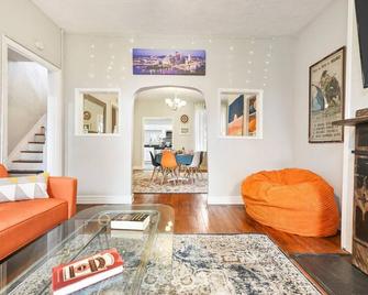 Cheerful 4 Bedroom Homebase in Hip Neighborhood - 匹兹堡 - 客厅
