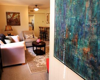 Charming and Cozy Living in the Brown Door Cottage - 孟菲斯 - 客厅