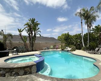 Family- Friendly Villa with Pool + BBQ + Fire-pit, close to Disney & Water Park - 罗兰岗 - 游泳池