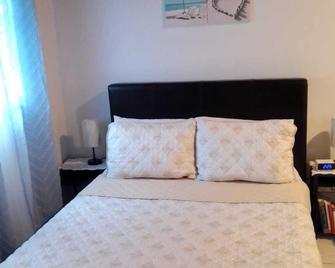 Charming 1-bedroom Apartment with AC, WiFi in Fantastic Rock Sound - 罗克桑德 - 睡房