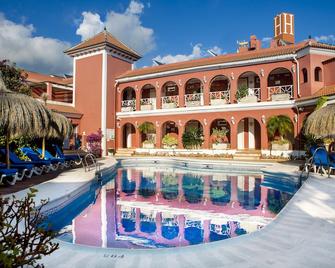 洛斯阿科斯酒店 - 内尔哈 - 游泳池