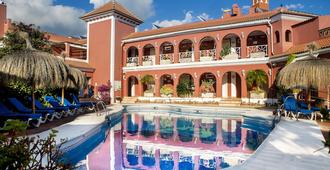 洛斯阿科斯酒店 - 内尔哈 - 游泳池