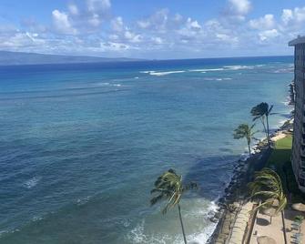 Direct Oceanfront, unobstructed ocean view top floor penthouse quiet & private. - 拉海纳 - 海滩