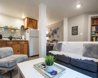 Cozy Two-Bedroom Basement Unit in the Heart of Fremont, Seattle - 西雅图 - 客厅