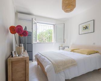 U Momentu - appt climatisé avec terrasse - 鲁斯岛 - 睡房