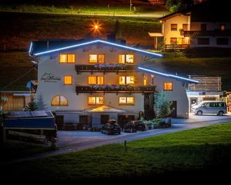 Apartment 'Haus Marchegg - Gletscher' with Mountain View, Balcony & Wi-Fi - 图克斯 - 建筑