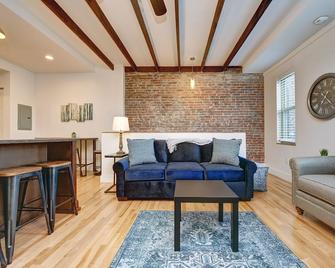 The Schenley! 8 Bed/5 bath! Sleeps 22! 4 x Free Parking! - 匹兹堡 - 客厅
