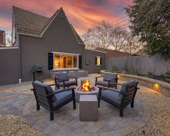 Luxury Cottage in East Sac Walk & Bike to McKinley Park, Midtown & Downtown - 萨克拉门托 - 露台