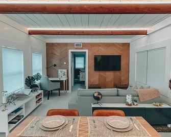 Bright & beautiful Apt Las Olas Blvd.-Victoria Park - 劳德代尔堡 - 客厅