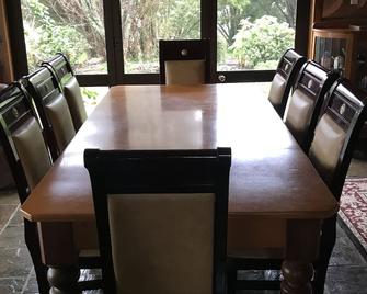 Large, genuine, Log House. 857 Church Rd. Kaitaia - 凯塔亚 - 餐厅