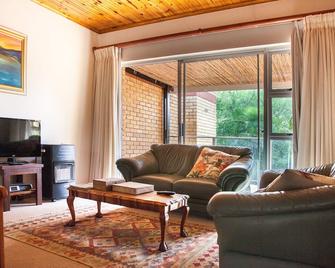 Quaint Bed & Breakfast In The Klein Karoo - 奥茨胡恩 - 客厅
