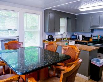 Private Home in Ocala with Fenced Yard, Piano, Central Location, Pets Welcome - 奥卡拉 - 厨房