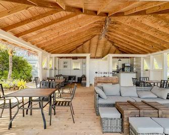 Ocean View Cottage, North Eleuthera, Driftwood Seahorse Cottage #3 - Upper Bogue - 客厅