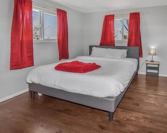 Huge family home in Centennial with five bedrooms large yard and plenty of parking - 世纪市 - 睡房