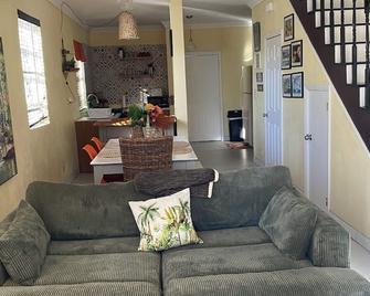 Modern & Spacious Townhouse Near Beaches, Airport, Grocery Stores & Resataurants - 拿骚 - 客厅