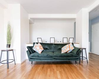 Design 3 bedrooms appartment, near Champs Elysees - 楠泰尔 - 客厅
