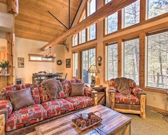 Klamath Falls Cabin Retreat with Deck and Grill! - 克拉马斯福尔斯 - 客厅