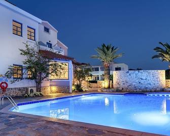 阿德莱斯酒店 - 普莱塔尼亚斯 - 游泳池