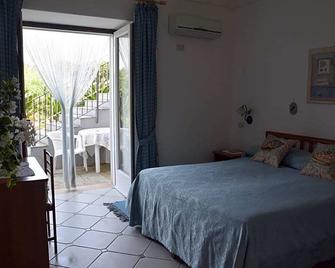 Oasi di Villa Damecuta - 阿纳卡普里 - 睡房