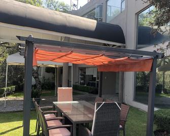 Hermoso depa de 2 rec con jardin y gym Bosques - 墨西哥城 - 露台