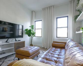 Bright & Spacious 3-Bedroom in Vibrant Bushwick! - 布鲁克林 - 客厅