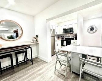 Casa Bethel Just 6 minutes from Fort Lauderdale Airport and 10 minutes from the beach - 劳德代尔堡 - 厨房