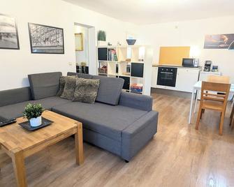 Family Friendly Apartment With Free Parking - 科隆 - 客厅