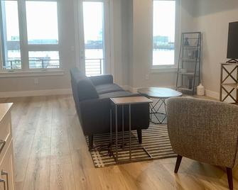 \'Modern Convenience: Stunning 2-Br Townhome” - 丹佛 - 客厅
