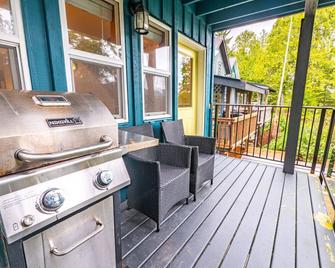 Kingfisher, Waterfront Cabin with Inlet with Mountain Views - 尤克卢利特 - 阳台