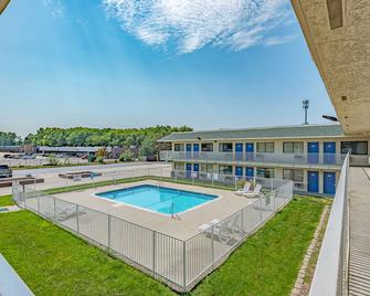 6号堪萨斯市北-机场汽车旅馆 - 堪萨斯城 - 游泳池