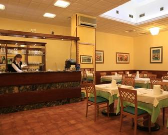 Hotel Calabresi - 圣贝内代托-德尔特龙托 - 餐馆