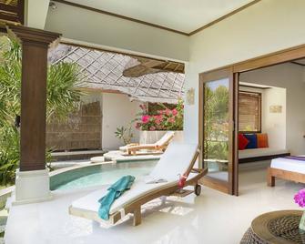 巴厘岛艾湄海滩棕榈花园及Spa度假酒店 - 阿邦 - 游泳池