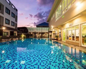 伯里特尔酒店 - 武里南 - 游泳池