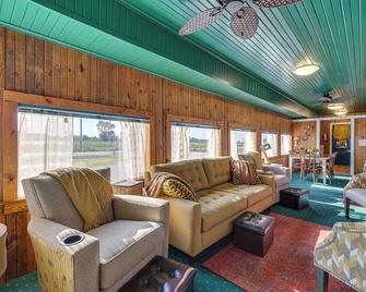 Charming Converted Railcar Studio in Joplin! - 乔普林 - 客厅