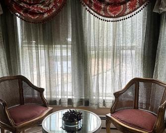 3 Bedroom Historic Home near Stony Brook Village, University, Hospital & Beach - 斯托尼布鲁克 - 客厅