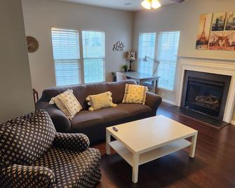 University townhome, available for long-term. - 夏洛特 - 客厅