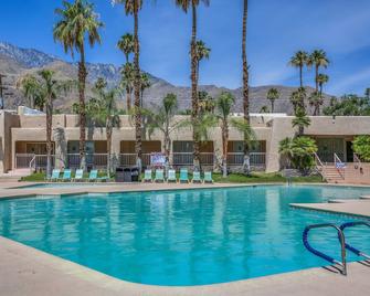 棕榈泉戴斯酒店 - 棕榈泉 - 游泳池