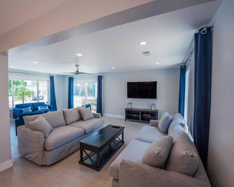 Modern Front Townhouse Steps Away From The Sand With Ac! - 纽波特海滩 - 客厅