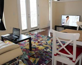 Uptown Condo with views and friendly vibe - 夏洛特 - 客厅