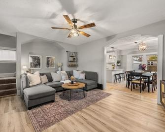 Newly Renovated and Designed Near Downtown - 克利夫兰 - 客厅